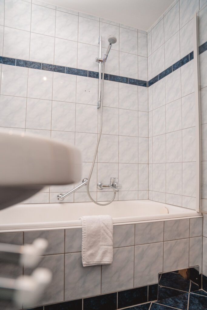 Lipeter & Bergheimat | Komfort Doppelzimmer | Badezimmer mit Badewanne